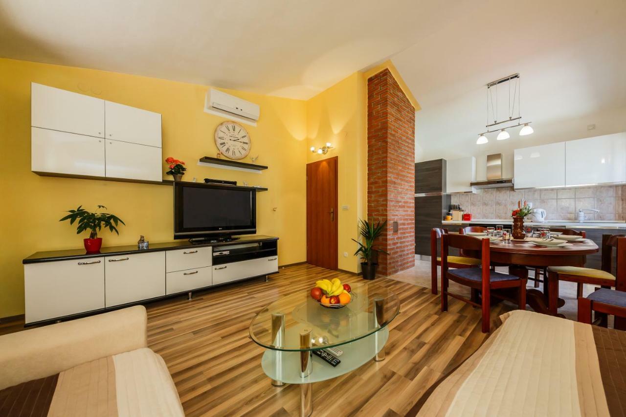Apartment Two Beautiful Near The Sea Kastela